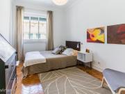 51613 Quarto com cama de casal em apartamento.