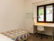 5181 Quarto com cama de solteiro em.