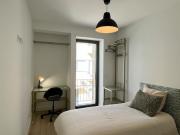 518370 Quarto com cama de solteiro, com casa.