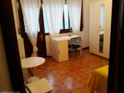 520817 Quarto com cama de solteiro, com varanda