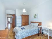 531286 Quarto com cama de casal, com varanda.