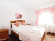 537085 Quarto com cama de casal, com varanda.