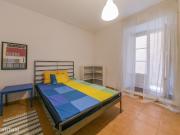 53894 Quarto com cama de casal, com varanda.