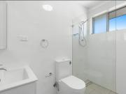 Fully Renovated Top Floor in Ultra Convenient Location Fully Renovated Top Floor in Ultra Convenient Location