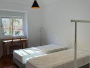 549039 Quarto com duas camas em apartamento.