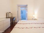 55161 Quarto com cama de casal, com varanda.