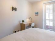 552670 Quarto com cama de casal, com varanda.