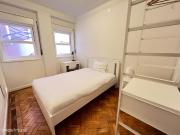 554233 Quarto com cama de casal em.