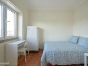 554511 Quarto com cama de casal em casa com.