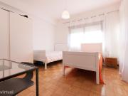 56278 Quarto com vrias camas, com varanda.
