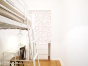 56324 Quarto com vrias camas em apartamento.