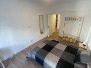 564424 Quarto com cama de casal, com varanda.