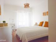 564448 Quarto com cama de casal, em.