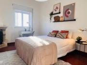 566669 Quarto espaoso com cama de casal em.