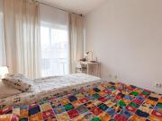 57520 Quarto com vrias camas, com varanda.
