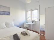 577097 Quarto com cama de casal em.