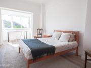578873 Quarto com cama de casal em.