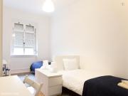 58597 Quarto com vrias camas em apartamento.