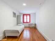 58987 Quarto6 com cama de solteiro, com WC.