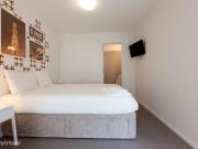59410 Quarto com cama de casal, com casa de.