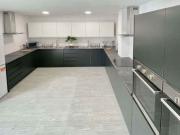 5 Bed Ensuite Top Floor D Has an Apartment