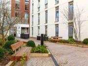 5 Bed Studio L Has an Apartment