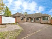 5 bedroom Detached Bungalow to rent, New Barn Road,...