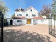 5+ bedroom Detached house for let