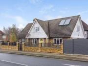 5 bedroom detached house for rent in Hayes Way,...