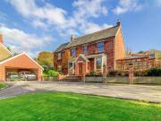 5 bedroom detached house for rent in Stroud Road,...
