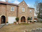 5 bedroom link detached house for sale