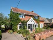5 bedroom detached house for sale in Beccles Road Bun...