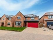 5 bedroom detached house for sale in Hall Chase,...