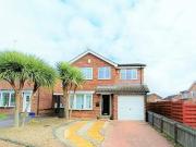 5 bedroom detached house for sale in Hatters Close...