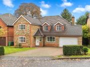 5 bedroom detached house for sale in Lingfield Way,...