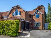 5 bedroom detached house for sale in Nevern Close,...