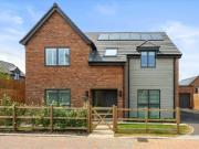 5 bedroom detached house for sale in Pear Tree Close,...