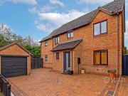 4 bedroom detached house for sale in Rayleigh Close,...