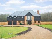 5 bedroom detached house to rent