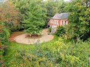 5 bedroom detached house to rent