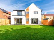 5 bedroom detached house to rent