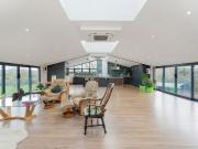 5 bedroom detached house to rent