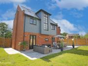 5 bedroom detached house to rent