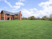 5 bedroom detached house to rent