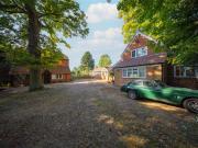 5 bedroom detached house to rent