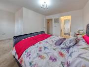 5 bedroom detached house to rent