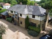 5 bedroom detached house to rent