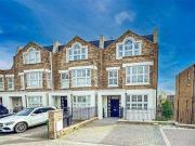 5 Bedroom End Of Terrace House