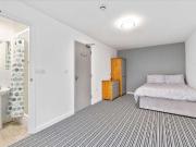 5 Bedroom End Of Terrace House