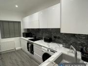 5 bedroom end of terrace house to rent